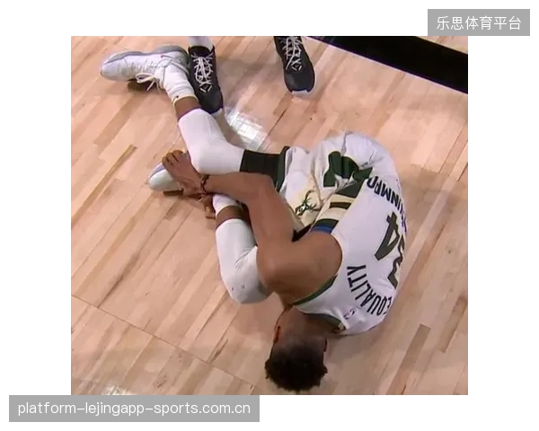 NBA球员摔倒瞬间的英雄传球：跌倒也不放弃的精神